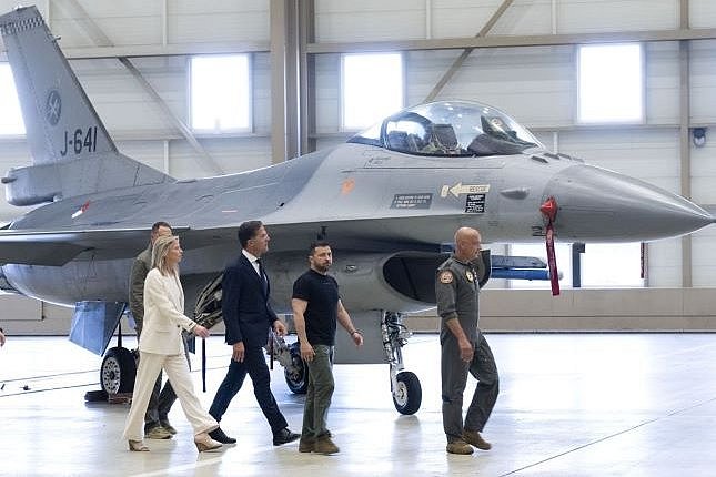 Netherlands and Denmark deliver F-16 fighter jets to Kiev