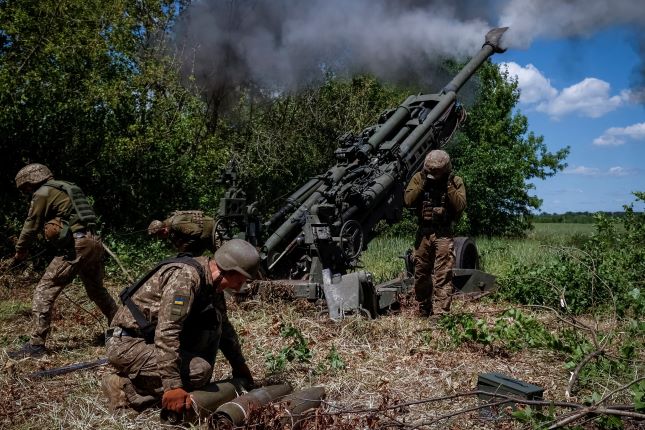 Ukrainian soldiers are firing a US-supplied M777 howitzer.