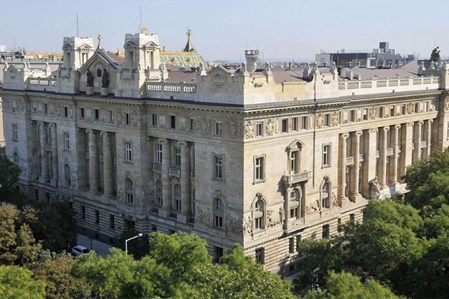 Hungary Blocks Aid to Ukraine Over Blacklisting of Hungarian Bank