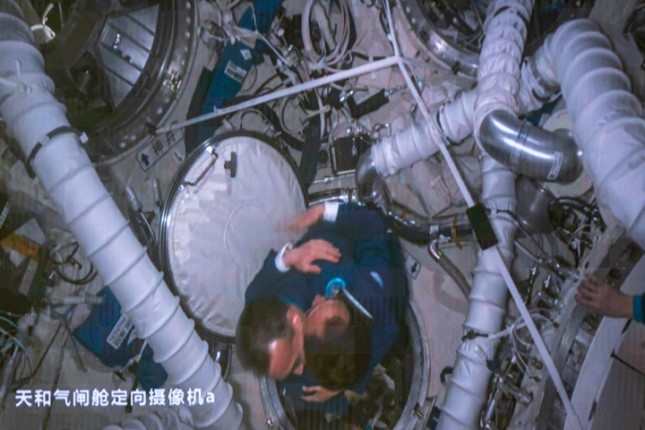 china-space-station-sees-heavenly-reunion-of-6-taikonauts