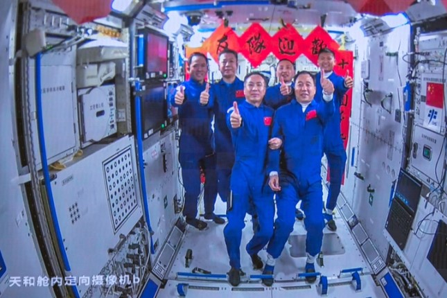 china-space-station-sees-heavenly-reunion-of-6-taikonauts