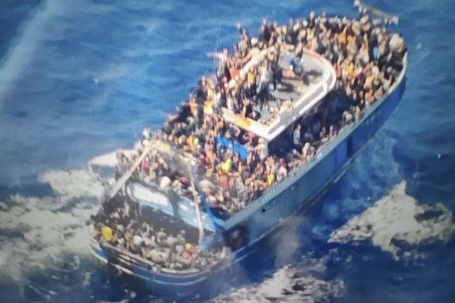 Hundreds of refugees feared dead after boat sinks off Greek coast