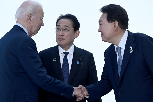 US President Joe Biden(from left to right), Japan's Prime Minister Kishida Fumio and South Korea's President Yoon Suk Yeol greet each other ahead of a trilateral meeting during the G7 Leaders' Summit in Hiroshima on May 21, 2023. Biden will host Fumio and Yoon for a summit at Camp David in Maryland on August 18, the White House said July 28, 2023. Photo: VCG