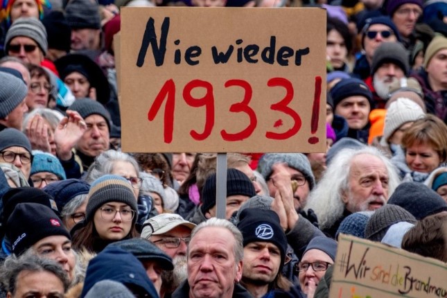More than a million people in Germany demonstrate against the return of fascism